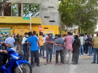 ރިޒްނާގެ ކެމްޕޭން ޖަގަހަ ހުޅުވި އިރު ވެސް ބަޔަކު ނަޝީދަށް ފާރަލި
