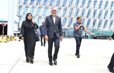 ރައީސްގެ ދެކަނބަލުން އުމްރާގެ އަޅުކަމަށް ފުރާވަޑައިގެންފި
