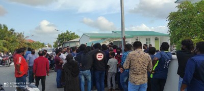 މޮނިޓަރިންގައި އޮންނަތާ ގިނަ ދުވަސް ވާތީ ދުވާފަރުގައި އާންމުން މުޒާހަރާކޮށްފި