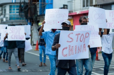 ޒުވާނުންތަކެއް ނުކުމެ ޗައިނާއާ ދެކޮޅަށް އަޑުއުފުލައިފި