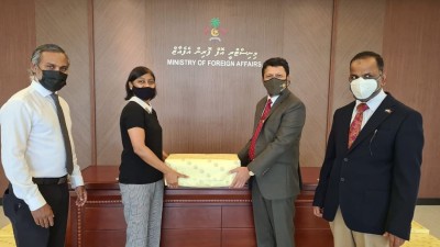ޝެއިޚް ހަސީނާގެ ފަރާތުން ރައީސް ސޯލިހަށް ބައި ޓަނުގެ އަނބު ފޮށިގަނޑެއް!