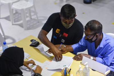 މުވައްޒަފަކު ޕޮޒިޓިވްވެ ހިޔާ އެއްބަސްވުމުގައި ސޮއިކުރުން މެދުކަނޑާލައިފި