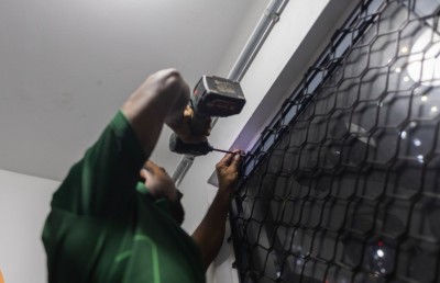 ހިޔާ ޓަވަރުތަކުގެ ފުރަތަމަ ފްލޯގެ ކުޑަދޮރުން ބޭރަށް ނުފޭބޭ ގޮތަށް ގްރިލްސް ހަރުކޮށްފި