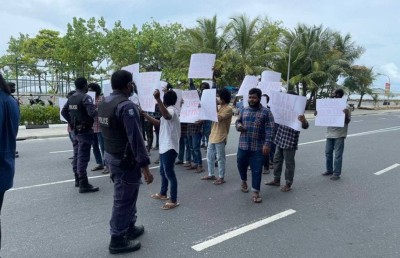 މުސްލިމުންނަށް ކުރާ އަނިޔާއާ ދެކޮޅަށް ޗައިނާ އެމްބަސީ ކައިރީގައި މުޒާހަރަކޮށްފި