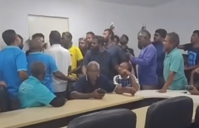 ތޮއްޑޫ ކައުންސިލް އިދާރާއަށް ގާ އުކައި، ފުލުހަކަށް އަނިޔާވެއްޖެ