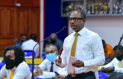 ނަޝީދުގެ ގަރާރާ އާޒިމް ދެކޮޅު: "ރައީސްގެ ބަހެއް އޮންނަން ޖެހޭނެ"