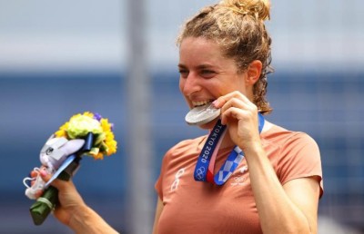 އެތުލީޓުން މެޑެލްގައި ދަތް އަޅަނީ ކީއްވެ؟