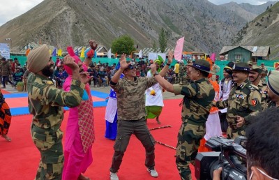 އަކްޝޭގެ އެހީގައި ކަޝްމީރުގައި ސްކޫލެއް ހަދަނީ