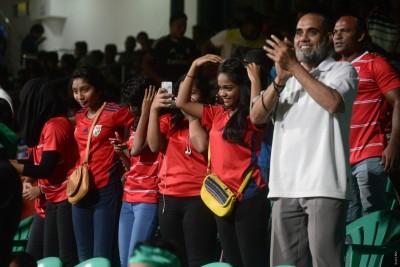 ސާފް މެޗުތަކަށް ސަޕޯޓަރުން ވެއްދުމާ ބެހޭ މަޝަވަރާތައް ކުރަނީ