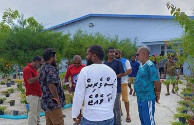 ފައިސާ ނުލިބޭތީ ހުޅުމީދޫގައި މަސްވެރިން މުޒާހަރާ ކުރަނީ