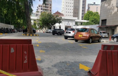 ދަންޑެހެލު ޕާކިން ޒޯނުގެ ވެހިކަލްތައް ކުރީގެ ދަރުމަވަންތަ ސްކޫލުގެ ބިމުގެ ޕާކިން އަށް