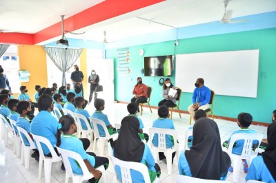 މެޑަމް ފަޒްނާ އަލިފުށީ ސްކޫލަށް ދެ ވާހަކަފޮތް ހަދިޔާ ކުރައްވައި ދަރިވަރުންނާ ބައްދަލުކުރައްވައިފި