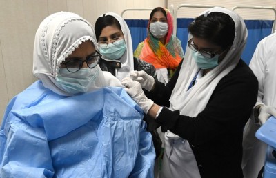 ސިމް ބްލޮކްކުރާނެކަމުގެ އިންޒާރާ އެކު ޕާކިސްތާނުގައި ކޮވިޑް ވެކްސިން ޖަހާ މީހުން އިތުރުވެއްޖެ