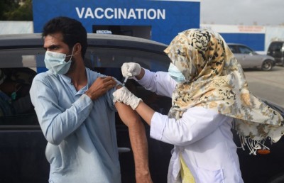 ސިމް ބްލޮކްކުރާނެކަމުގެ އިންޒާރާ އެކު ޕާކިސްތާނުގައި ކޮވިޑް ވެކްސިން ޖަހާ މީހުން އިތުރުވެއްޖެ