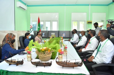 ވާދޫ ސްކޫލަށް މެޑަމް ފަޒްނާ ދެ ފޮތެއް ހަދިޔާ ކުރައްވައިފި