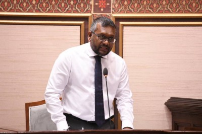 ބިދޭސީންގެ މައްސަލައަށް ކުރިއެރުންތަކެއް ލިބިއްޖެ، އިސްތިއުފާދެއްވަން ޖެހޭ ހާލަތެއް ނެތް: މިނިސްޓަރު ފައްޔާޒް