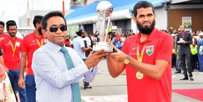 ރައީސް ޔާމީން އެދެނީ ގައުމީ ޓީމަށް ހިތްވަރު ދިނުމަށް ރައްޔިތުން އެއްބައިވުމަށް