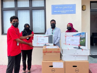 އޭދަފުށީ ފެމިލީ އެންޑް ޗިލްޑްރެން ސާވިސް ސެންޓަރަށް ބީއެމްއެލްއިން ކޮމްޕިއުޓަރު ހަދިޔާކޮށްފި