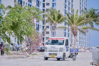 ހިޔާ ފްލެޓުތައް ކައިރީ އިންދަން ހުޅުމާލެއިން ރުއް ނަގަނީ