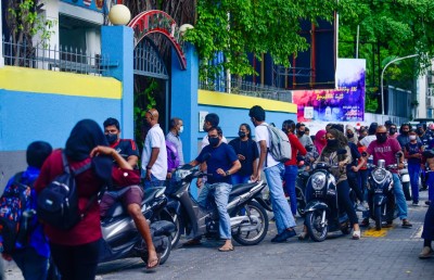 އަލުން ސްކޫލަށް، ތިބީ އުފަލުން ފޮޅިފައި