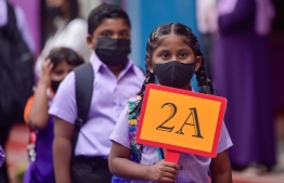 އަލުން ސްކޫލަށް، ތިބީ އުފަލުން ފޮޅިފައި