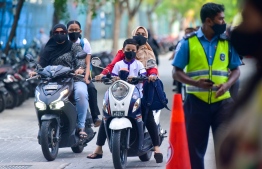 އަލުން ސްކޫލަށް، ތިބީ އުފަލުން ފޮޅިފައި