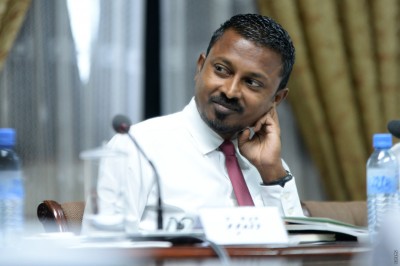 ރަސްމީ ދަތުރެއް ނޫންނަމަ މެންބަރުންވެސް ވީއައިޕީ ލައުންޖަށް ލާރި ދައްކަންވާނެ: އުޝާމް