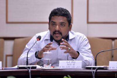 މިނިމަމް ވޭޖުން ސިވިލްސާވަންޓުންގެ ކަންބޮޑުވުންތަކަށް ހައްލެއް ނުލިބޭނެ: ވޭޖް ބޯޑު މެންބަރު