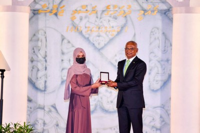 އެއްވަނަ ދަރަޖައިގައި ފާސްވި ހާފިޒުންނަށް މެޑަލް ދީފި