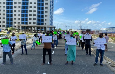 ހިޔާ ފްލެޓްތަކުގެ ކުލި ކުޑަކުރަން ގޮވާލައި މުޒާހަރާކޮށްފި