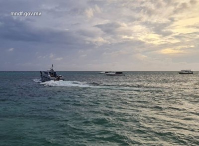 ފަސް މީހުންނާއެކު ދަތުރުކުރަމުންދިޔަ ދޯންޏެއް އަޑިއަށް ހިނގައްޖެ