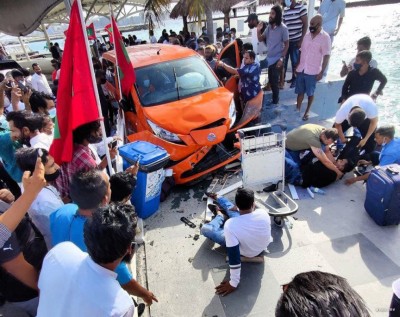 އެއާޕޯޓުގައި ދުއްވައިފައި ދިޔަ ކާރެއް އެކްސިޑެންޓުވެ، ތިން މީހަކަށް އަނިޔާވެއްޖެ