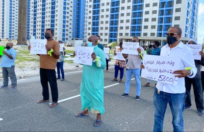 ހިޔާ ފްލެޓްތަކުގެ ކުލި ކުޑަކުރަން ގޮވާލައި މުޒާހަރާކޮށްފި