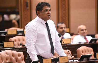 ރައްޔިތުން ބިކަވެފައި ތިބޭއިރު އިއްޒަތޭ ކިޔަން ލަދުގަންނަންޖެހޭ: ބޮންޑޭ
