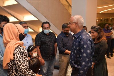 ރައީސްގެ ދެކަނބަލުން ޔޫއޭއީގައި ދިރިއުޅޭ ދިވެހިންނާ ބައްދަލުކުރައްވައިފި