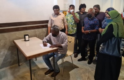 ބަރުލަމާނީ ނިޒާމު ގެންނަން ރައީސަށް ގޮވާލައި ޕެޓިޝަނެއްގައި ސޮއިކުރަނީ