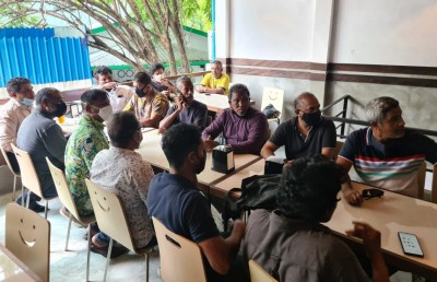 ބަރުލަމާނީ ނިޒާމު ގެންނަން ރައީސަށް ގޮވާލައި ޕެޓިޝަނެއްގައި ސޮއިކުރަނީ