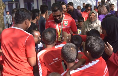 ބަކާ: ރަން ޖީލުގެ މައި ތަނބެއް، ނަމޫނާ އެތުލީޓެއް