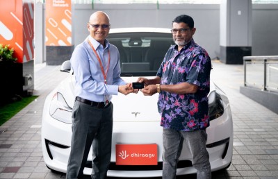 ނަސީބުވެރިޔާއާ ދިރާގުން ޓެސްލާ ކާރު ހަވާލުކޮށްފި