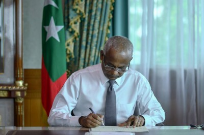 ރައީސް ކަނޑައަޅާ ސިންގަލް-ޔޫސް ޕްލާސްޓިކް ރާއްޖެ އެތެރެ ކުރުން މަނާކޮށްފި