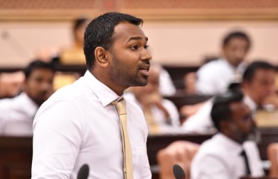 ދަރަނި ބިލުގެ ބަހުސް: ގައުމު ބަނގުރޫޓު ކޮށްފައިވާ ކަމުގެ ތުހުމަތާއި މެނޭޖްކުރަން ނޭނގޭ ކަމުގެ އަރައިރުން!