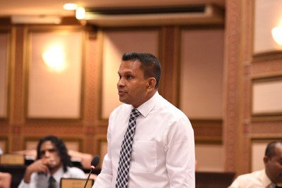 ސިޔާސީ މަގާމުތަކަށް ކުރާ ހޭދަ ކުޑަކުރަން ނާޒިމް ގޮވައިލައްވައިފި