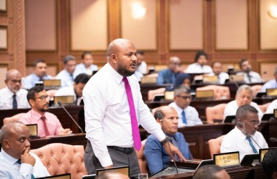 ދަރަނި ބިލުގެ ބަހުސް: ގައުމު ބަނގުރޫޓު ކޮށްފައިވާ ކަމުގެ ތުހުމަތާއި މެނޭޖްކުރަން ނޭނގޭ ކަމުގެ އަރައިރުން!