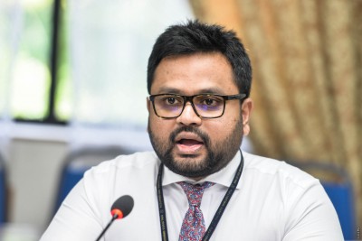 ވަޒީފާގެ ބިރުވެރިކަން އޮތް ކަމަށް ބުނެ، އިމިގްރޭޝަން މުވައްޒަފުންތަކެއްގެ ކަންބޮޑުވުން!