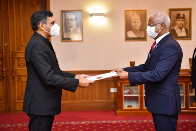 އިންޑިއާގެ އާ ސަފީރު، ސަފީރުކަމުގެ ފަތްކޮޅު ރައީސަށް އަރުވައިފި