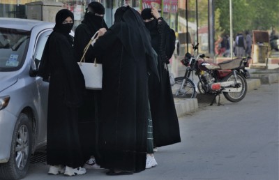 ތާލިބާން ސަރުކާރުން އަންހެން މުވައްޒަފުންގެ މުސާރަ ކުޑަކޮށްފި