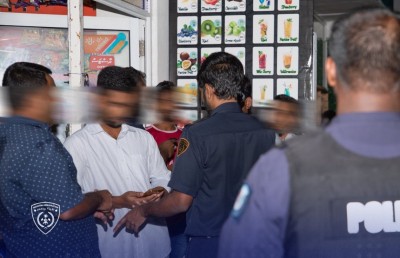 ގަވާއިދާ ހިލާފަށް ޓޭކްއަވޭ ކޮފީ ޝޮޕް ހިންގާ 8 ބިދޭސީއަކު އިމިގްރޭޝަންގެ ބެލުމުގެ ދަށަށް!