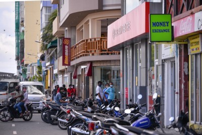 ކަޅު ބާޒާރުގައި ޑޮލަރު ގަނެ ރާއްޖެ އިން ބޭރުކުރީ މުދާ ގެނައުމުގެ ނަމުގައި, އެކަމަކު މުދަލެއް ނާދެ!