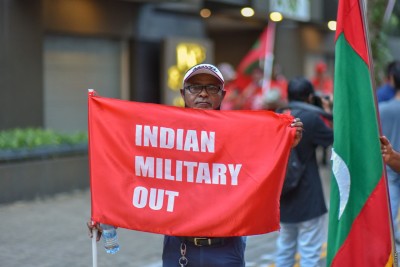 ވަކި ގައުމަކާ ޖެހިގަތުން، ތިޔަ ކުޅެނީ އަލިފާނާ