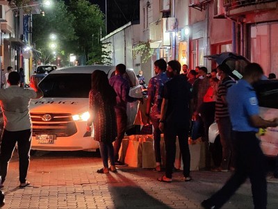 ޓެކްސީއެއްގެ ޑިކީ ތެރެއިން ގިނަ އަދަދެއްގެ މަސްތުވާތަކެތި އަތުލައިގެންފި